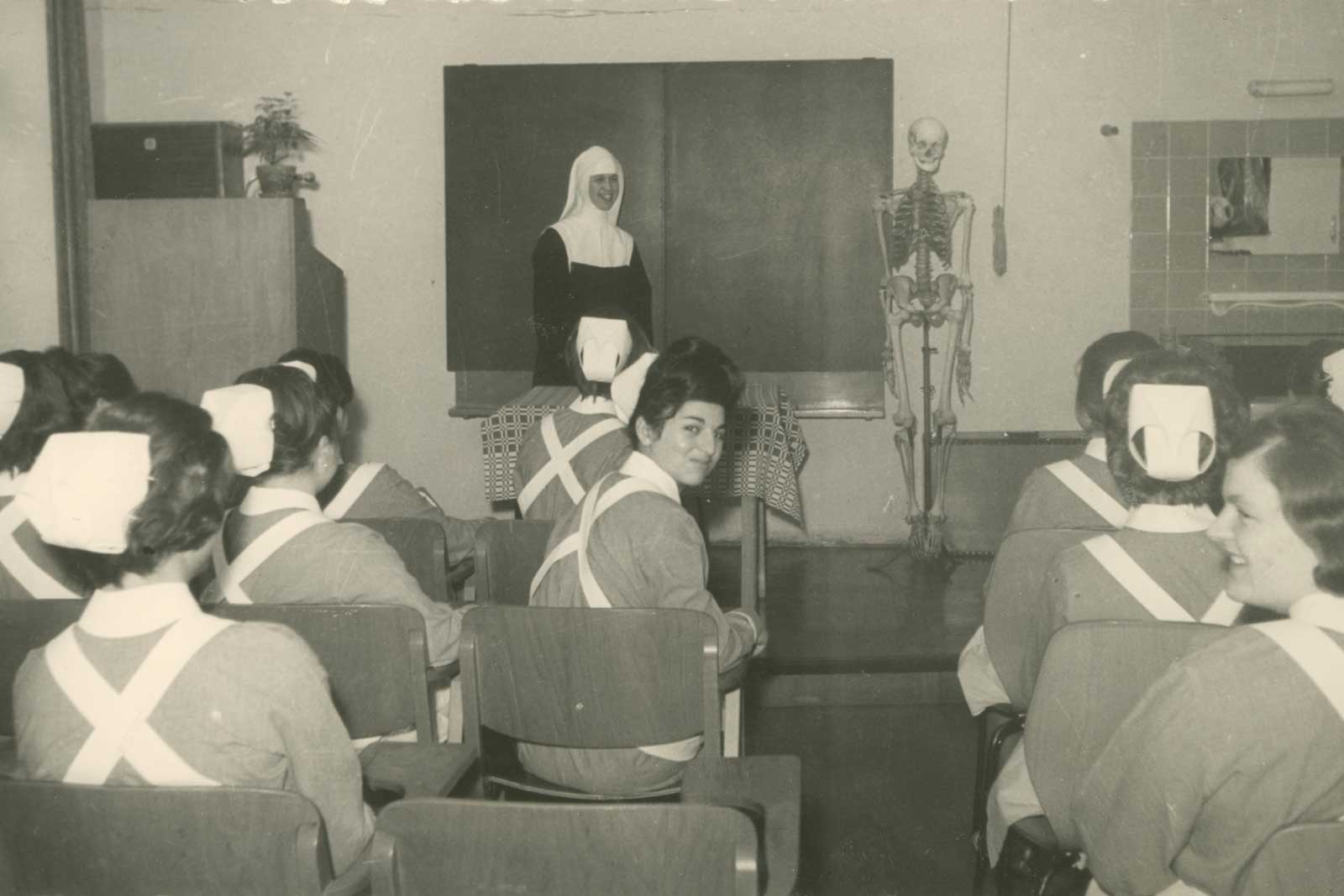 Unterricht in der Krankenpflegeschule Innsbruck im Jahr 1965