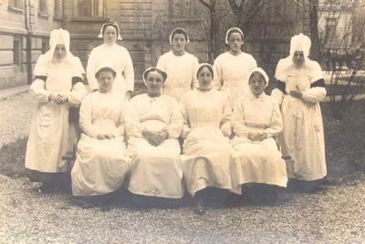 Geistliche Krankenpflegerinnen und Pflegeschülerinnen im Garten des Krankenhauses Innsbruck, 1917.