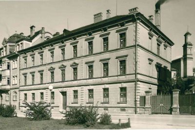 Außenansicht des Vinzenzheimes am Innrain 51, um 1920.