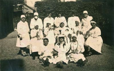 Ein "Maskenball" an der Krankenpflegeschule? Krankenpflegeschülerinnen im Garten des Vinzenzheimes.