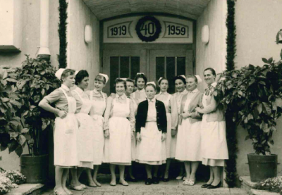 Schülerinnen der Krankenpflegeschule vor dem Portal des Vinzenzheimes, April 1959.