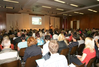 Im Rahmen des Symposiums findet eine Vortragsreihe zu pflegewissenschaftlichen Themen statt.