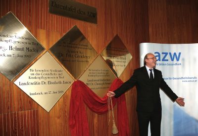 Tirol-Kliniken Betriebsrat Gerhard Hödl enthüllt das Ehrendiplom im Rahmen der 20. Jahresfeier des AZW Innsbruck.