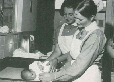 Schülerinnen des 1954 gegründeten Kurses für Säuglings- und Kinderkrankenpflege.