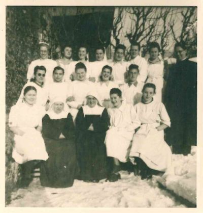 Lehrpersonen und Schülerinnen des ersten Kurses in der Nachkriegszeit im Garten des Vinzenzheimes.
