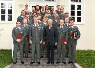 2001 findet am AZW Innsbruck eine verkürzte Diplomausbildung für Sanitätsunteroffiziere statt.