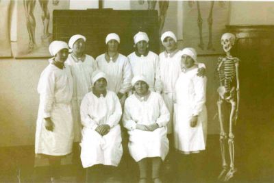 Schülerinnen des Abschlussjahrganges 1929 nehmen Aufstellung für ein Foto zum Andenken an die gemeinsame Zeit an der Krankenpflegeschule.