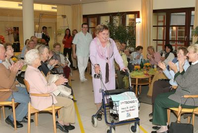 Bei der Fashion Show im Haus St. Josef am Inn zeigen die BewohnerInnen Gefühl für aktuelle Trends und Modefarben.