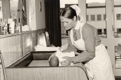 1954 wird am Tiroler Landeskrankenhaus ein Kurs für Säuglings- und Kinderpflege eingerichtet.