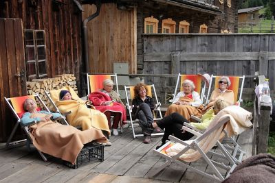 Die Sommerfrischler des Haus St. Josef am Inn genießen die gute Bergluft auf der Sattelbergalm. 