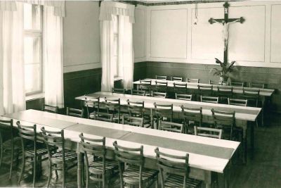 Der Speisesaal des Vinzenzheimes im Morgenlicht, um 1920.