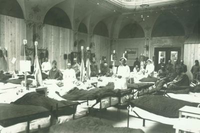 Kriegsverwundete und Pflegerinnen im Lazarett am Krankenhaus Innsbruck, um 1914.
