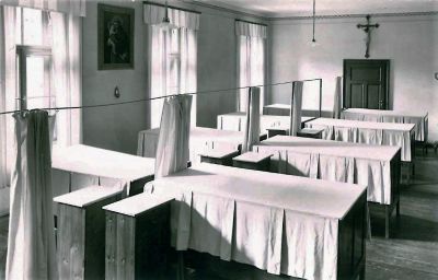 Der Schlafsaal der Krankenpflegeschülerinnen im Vinzenzheim, um 1920.