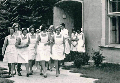 KrankenpflegeschülerInnen vor dem Vinzenzheim, 1969.