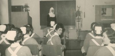Unterricht in der Krankenpflegeschule in der 1960ern.