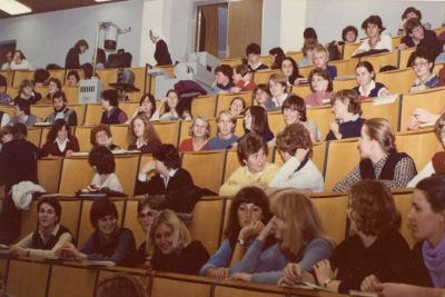 Vorlesung im großen Hörsaal an der Krankenpflegeschule Innsbruck.